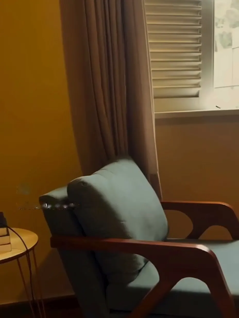 Consultório adulto com poltrona e luz natural.